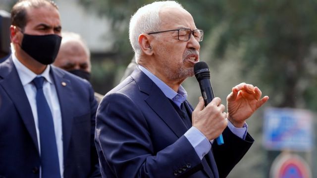 الأزمة في تونس: حركة النهضة تطالب الرئيس قيس سعيّد بالتراجع عن قراراته  وإجراء حوار وطني - BBC News عربي
