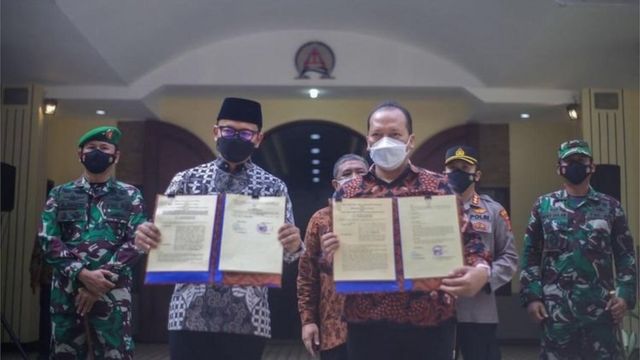 Wali Kota Bogor Bima Arya Sugiarto menyerahkan berita acara serah terima (BAST) hibah lahan di GKI Pengadilan, Kota Bogor, Minggu (13/06).