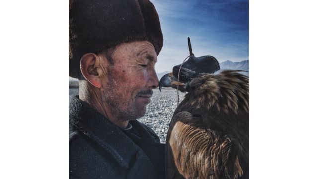 El hombre y el águila, fotografía de Siyuan Niu
