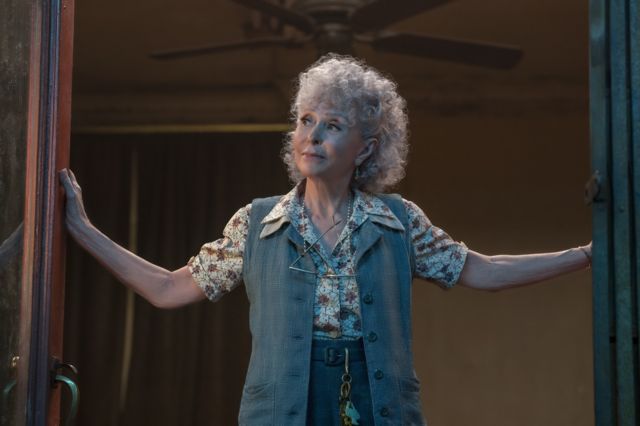 90-летняя Рита Морено, сыгравшая в оригинальной "Вестсайдской истории" роль Аниты, снялась и в фильме Спилберга, став связующим звеном между двумя фильмами