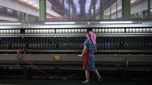 Mulher trabalhando em fábrica em Pyongyang, na Coreia do Norte (agosto de 2018)