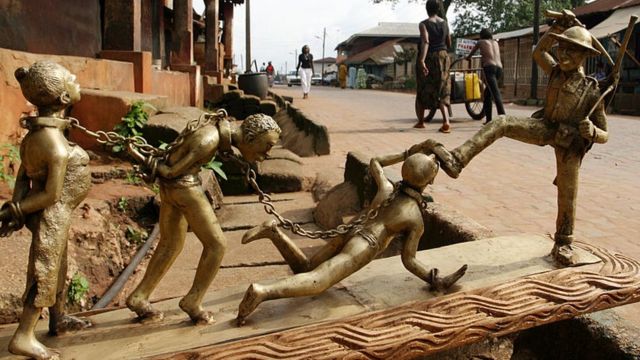 Una escultura de bronce que muestra una escena de la época colonial en Ciudad Benín, Níger, 2004