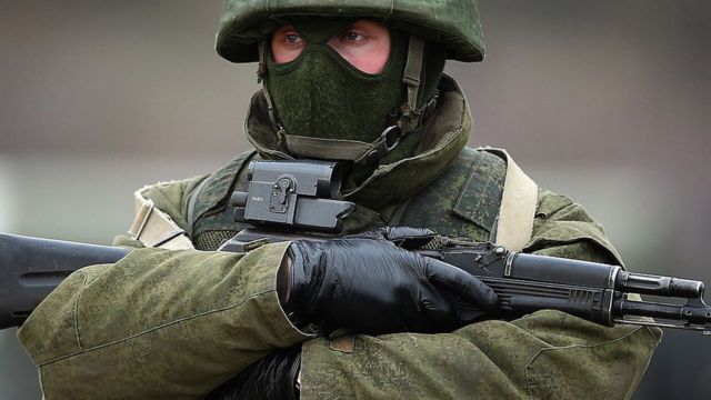 Hombre armado supuestamente perteneciente al ejército ruso afuera de una base militar ucraniana el 12 de marzo de 2014.