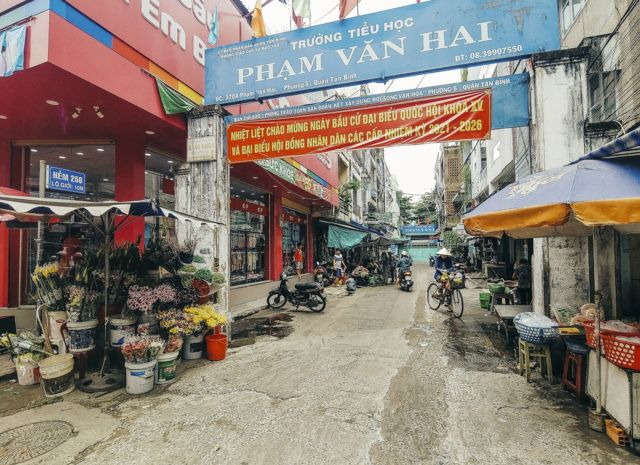 Sau khi giải thể chợ Ông Tạ được dời sang gần đó cũng trên con đường này lấy tên là chợ Phạm Văn Hai