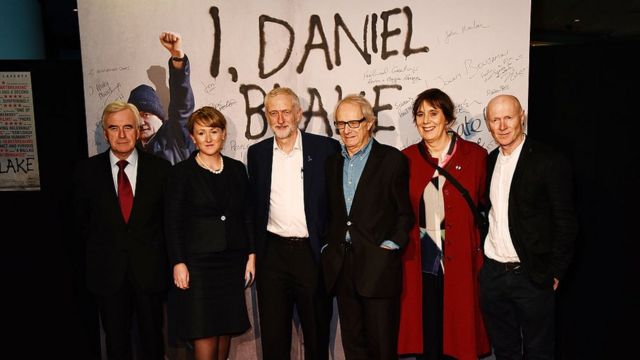 Eski İşçi Partisi lideri Corbyn ile Ken Loach, "Ben, Daniel Blake" filminin galasında.