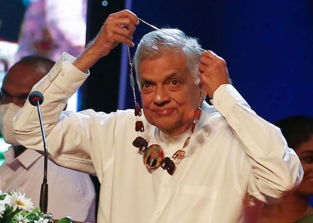 இலங்கை ஜனாதிபதி ரணில் விக்ரமசிங்க அரச ஊழியர்கள் ஓய்வு பெறும் வயதை 65இல் இருந்து மீண்டும் 60 ஆக்கியுள்ளார்.