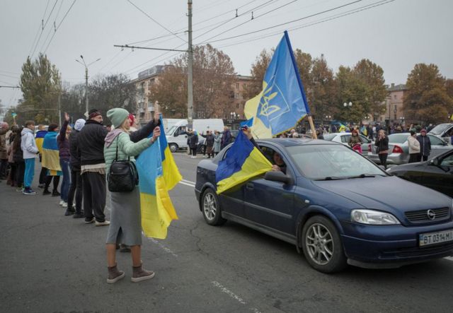 Người dân địa phương chào đón các binh sĩ Ukraine khi Nga rút quân khỏi Kherson 