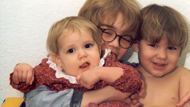 Três crianças abraçadas