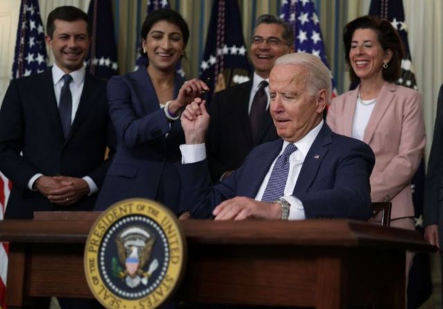 Joe Biden assinando nomeação de Khan