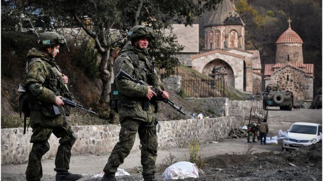 دوريتان من جنود حفظ السلام الروس أمام دير "داديفانك" خارج بلدة كلابجر في ناغورنو كاراباخ