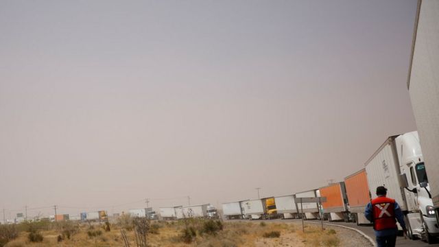 Larga cola de camiones en la frontera