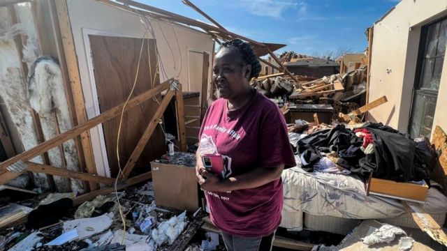 La ciudadana Shirley Stamps dentro de su casa destruida este 26 de marzo.