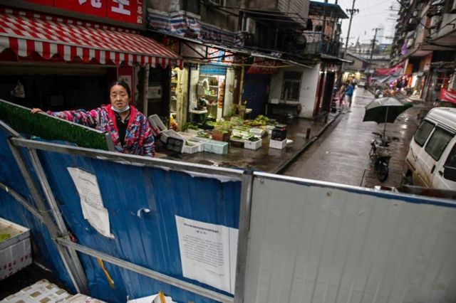 武汉已逐步解封，但一些小区仍实行封闭管理。(photo:BBC)