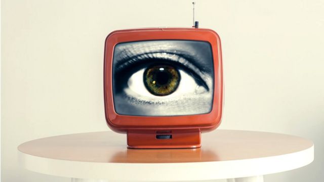 TV vintage con ojo mirándote