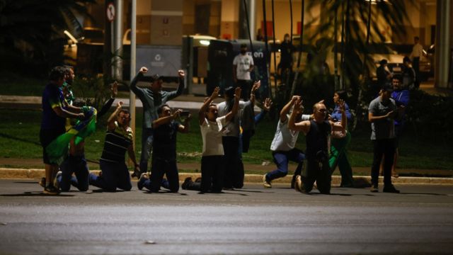 Manifestantes tentam invadir sede da PF ap&oacute;s pris&atilde;o de ind&iacute;gena bolsonarista  - BBC News Brasil