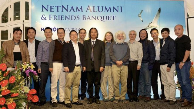 Những người trong nhóm đầu thành lập NetNam cùng giáo sư Rob Hurle của Đại học Quốc gia Úc