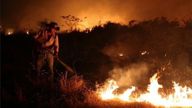 Homem combate incêndio em setembro de 2020 no Pantanal