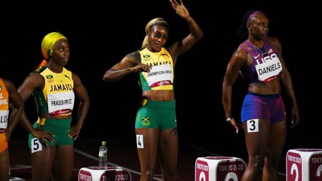 Podio jamaicano en la final de los 100 metros lisos femenina.