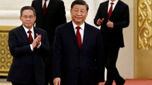 10月23日，在中国北京人民大会堂，新任政治局常委习近平和李强在中共二十大后到达会场会见媒体。(photo:BBC)