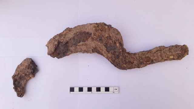 கீழடியில் 104 செ.மீ. ஆழத்தில் கிடைத்த அரிவாள்.