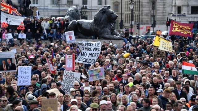 Multidão ocupa Trafalgar Square em Londres