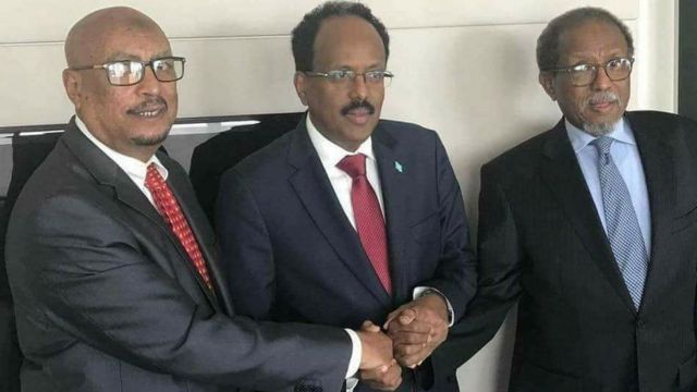 Faysal Cali Waraabe (Bidix) Maxamed Cabdullaahi Farmaajo (Dhexda) iyo Cali Khaliif Galeyr (Midig)