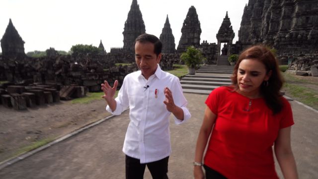Presiden Jokowi saat mengunjungi Candi Prambanan bersama wartawan BBC Karishma Vaswani
