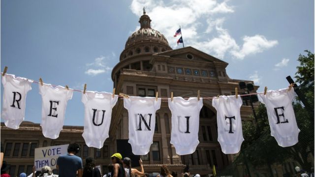 Manifestantes usam roupas de bebê para pedir que bebês voltem aos pais após cruzarem fronteira no Texas