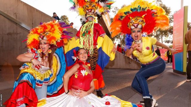 Aficionados colombianos con ropas coloridas