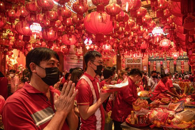 Người dân cầu nguyện tại một ngôi chùa ở khu phố Tàu của Bangkok, Thái Lan 