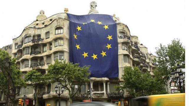 Una enorme bandera de la Unión Europea desplegada en el edificio La Pedrera en Barcelona.