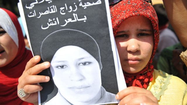 Hamida segura um cartaz com a foto da irmã, Amina Filali