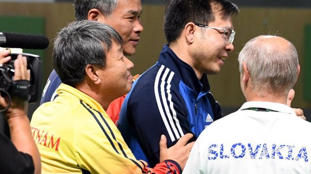 2016년 리우올림픽에서 베트남 사격 선수가 자국 역사상 처음으로 올림픽 금메달을 획득했다. 왼쪽은 선수를 지도한 박충건 감독