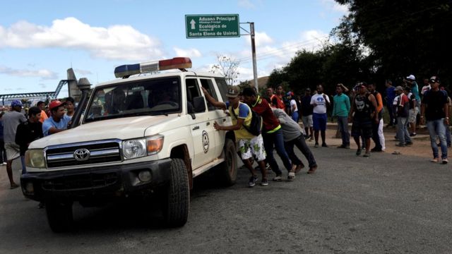 Una ambulancia en la escena donde ocurrió el enfrentamiento.