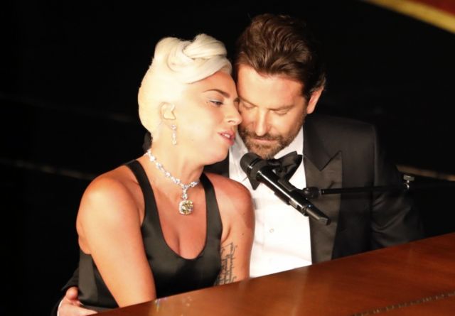 Oyuncu Bradley Cooper ve oyuncu-şarkıcı Lady Gaga, Shallow şarkısının performansı için sahneye çıktı.