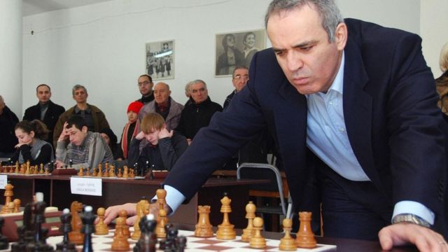 El campeón de ajedrez Gary Kasparov inclinado sobre un tablero