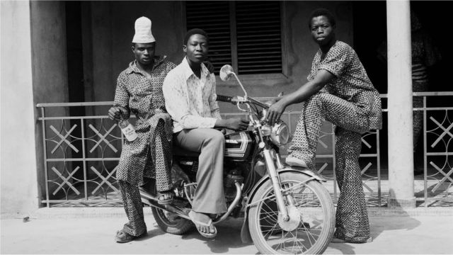 Jeunes hommes prenant une pose avec une moto
