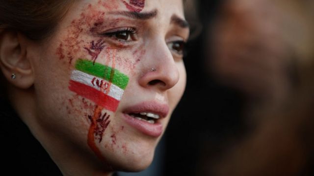 Mulher com bandeira do Irã pintada na cara