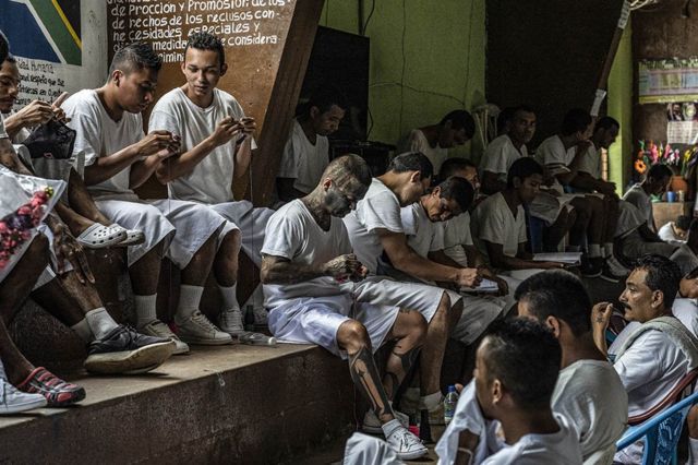 Inmates in the "Yo Cambio" (I Change) Program relax while others knit. Apanteos Penal Institute, El Salvador. 5 November 2018.
