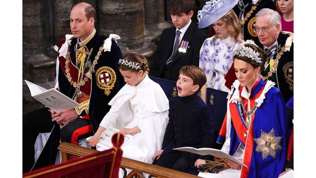 El Príncipe Luis, de cinco años, soltando un bostezo de aburrimiento durante la  la coronación de su abuelo, el Rey Carlos III