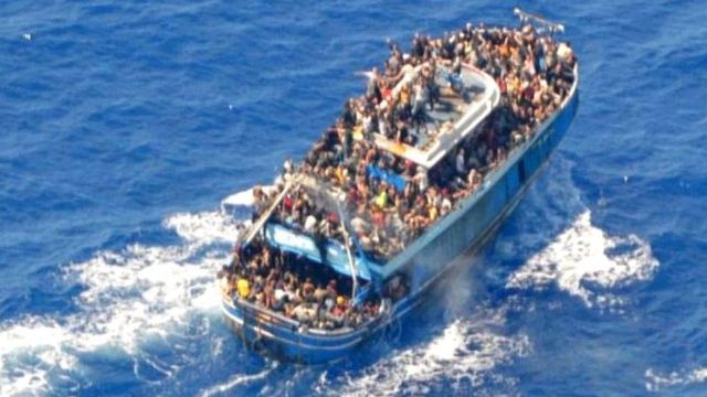 Οι φωτογραφίες του σκάφους μεταναστών που ανατράπηκε πριν βυθιστεί δείχνουν ότι υπήρχαν άνθρωποι πολύ πάνω από τις ικανότητές του.