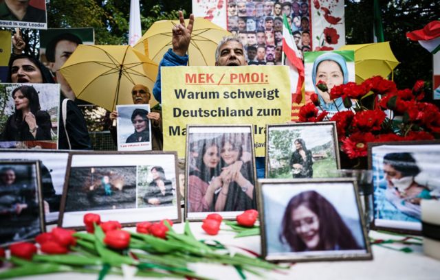 Hình ảnh Mahsa Amini trong cuộc biểu tình trước Đại sứ quán Cộng hòa Hồi giáo Iran ở Berlin, Đức, ngày 20 tháng 9 