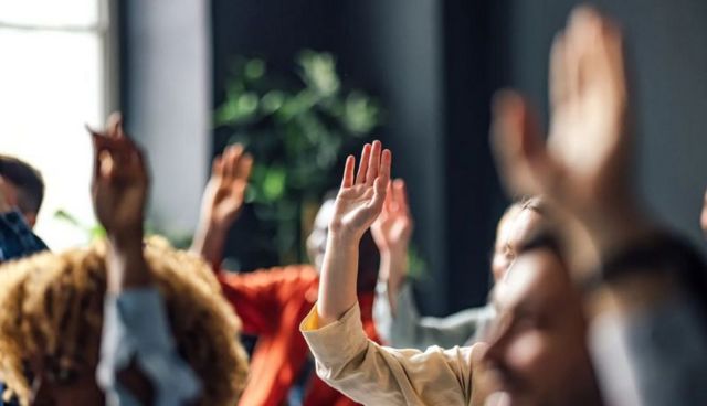 பெண்கள் பொதுவெளியில் கேள்வி கேட்க ஏன் தயங்குகிறார்கள்?