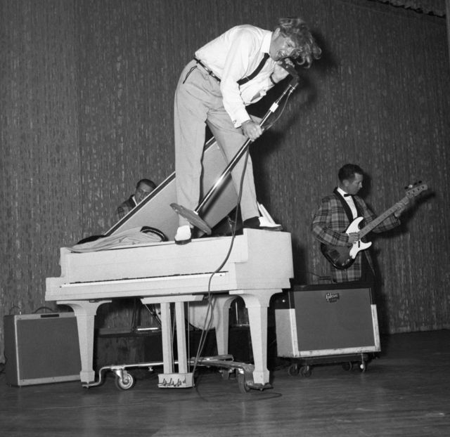 Jerry Lee Lewis: A toxic cocktail of scandal, addiction and violence - BBC  News