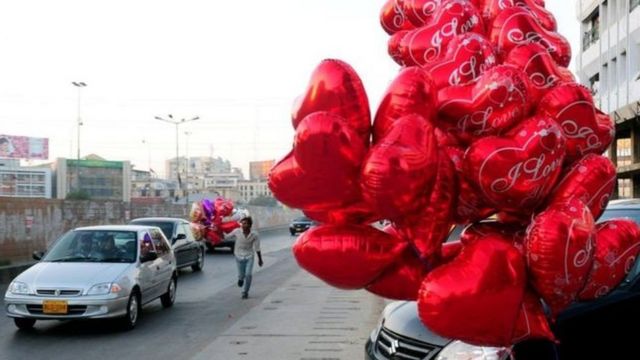 Пакистанда сот «Валентин күнүн» белгилөөгө тыюу салды