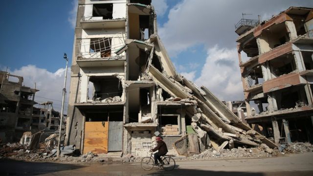 نشطاء معارضون يؤكدون تعرض دوما، في ضواحي دمشق، لقصف القوات الحكومية يوم الجمعة