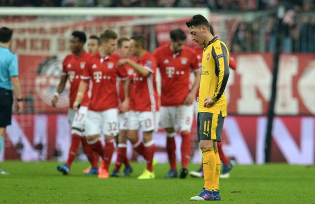 Bayern Münih'in Arsenal'e attığı 5. golün ardından Mesut Özil