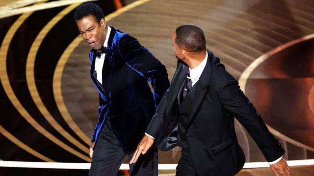 Oscar 2022: Will Smith golpea al comediante Chris Rock en la ceremonia y recoge su premio entre lágrimas - BBC News Mundo
