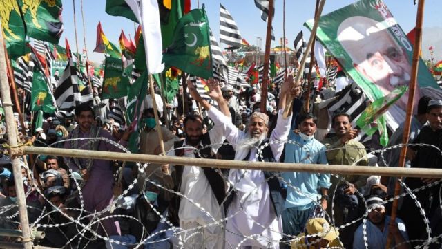 विपक्षी गठबंधन पाकिस्तान डेमोक्रैटिक मूवमेंट की एक रैली में समर्थक