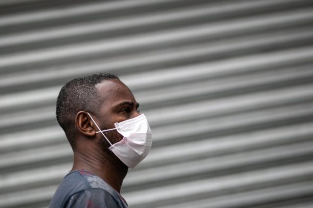 Homem usa máscara no Saara, no Rio de Janeiro, em 24 de março de 2020